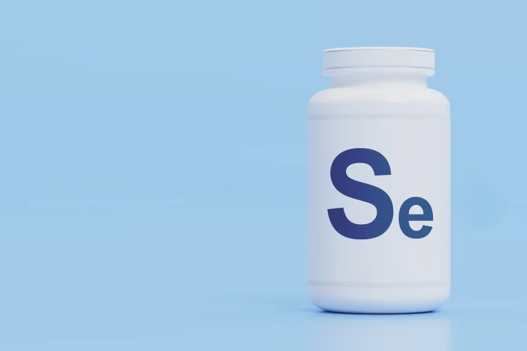 A white pill bottle, labelled ‘Se’ for selenium, against a light blue background.