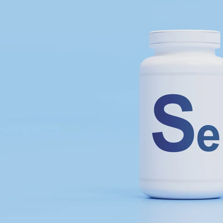 A white pill bottle, labelled ‘Se’ for selenium, against a light blue background.