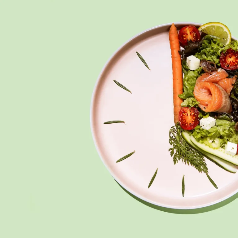 A plate made to look like a clock, with food only covering certain hours, representing an intermittent fast.